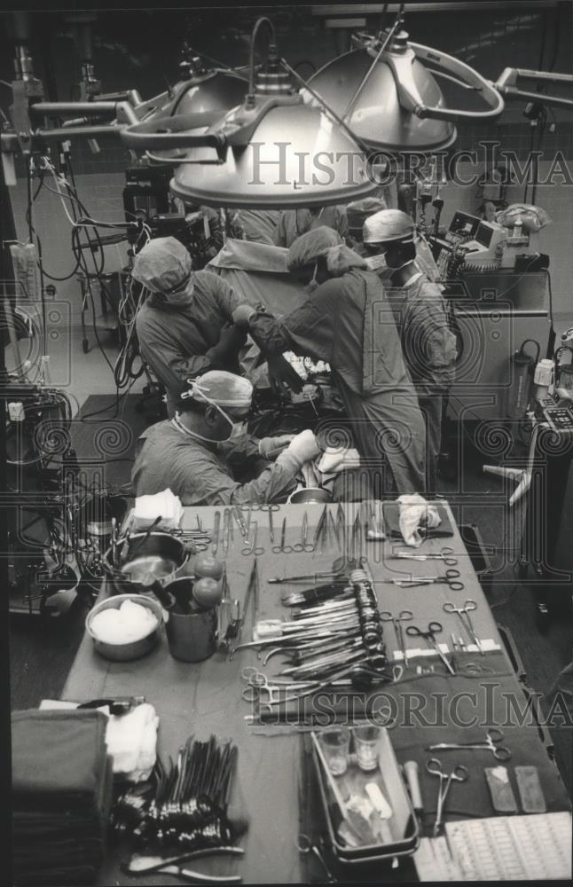 1989 Press Photo Milwaukee Dudley Johnson putting on surgical gloves - mjb75570 - Historic Images