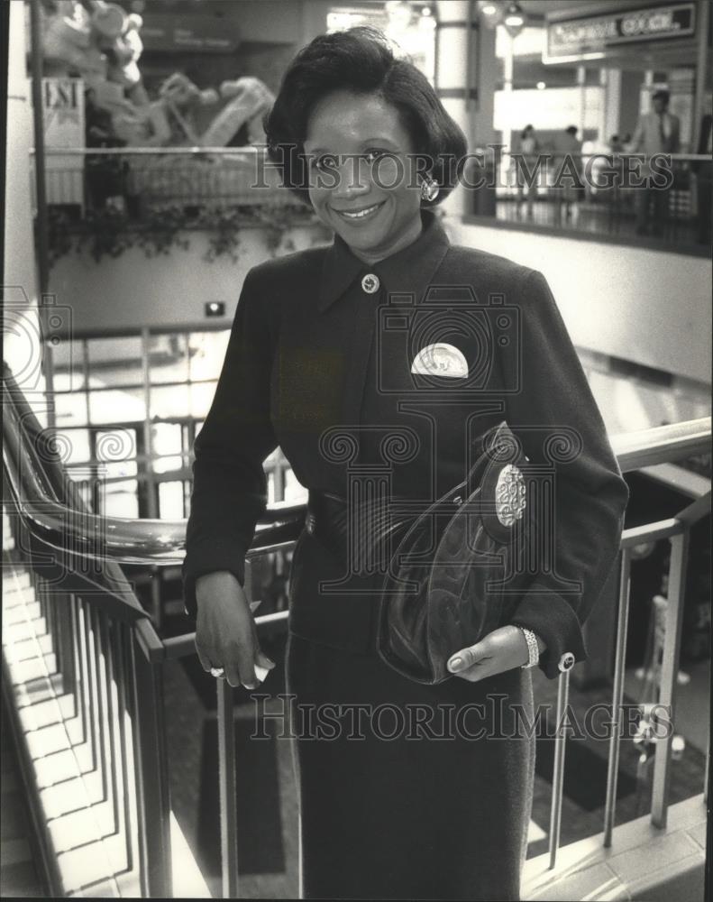 1991 Press Photo Pat Johnson-Powell in two-piece knit outfit by St. John Knits - Historic Images