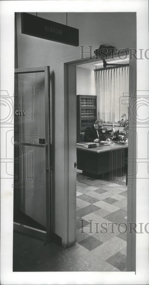 1976 Press Photo Cudahy Mayor Lawrence Kelly's office is open to the public - Historic Images
