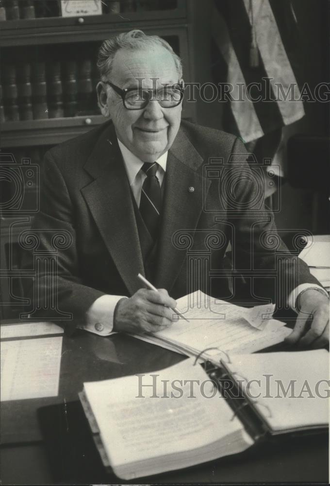 1987 Press Photo Lawrence Kelly, the mayor of Cudahy, interviewed in his office - Historic Images