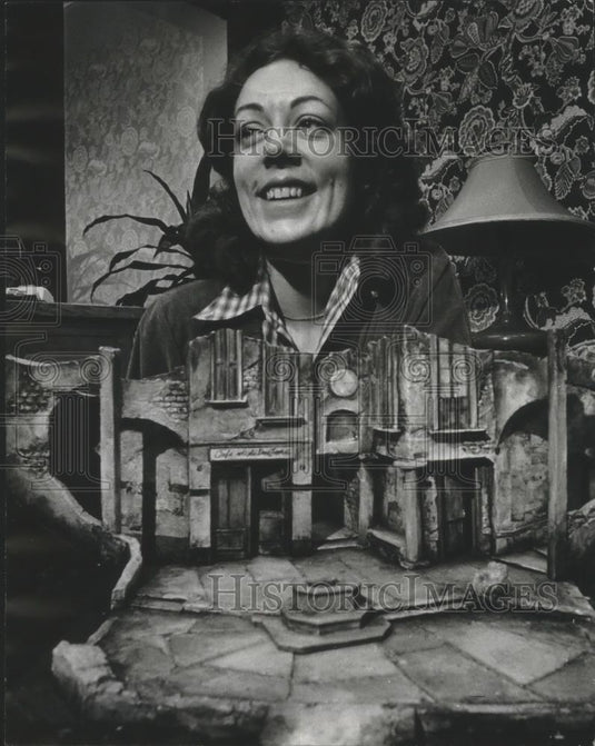 1979 Press Photo Designer Marjorie Kellogg with model "The Taming of the Shrew" - Historic Images