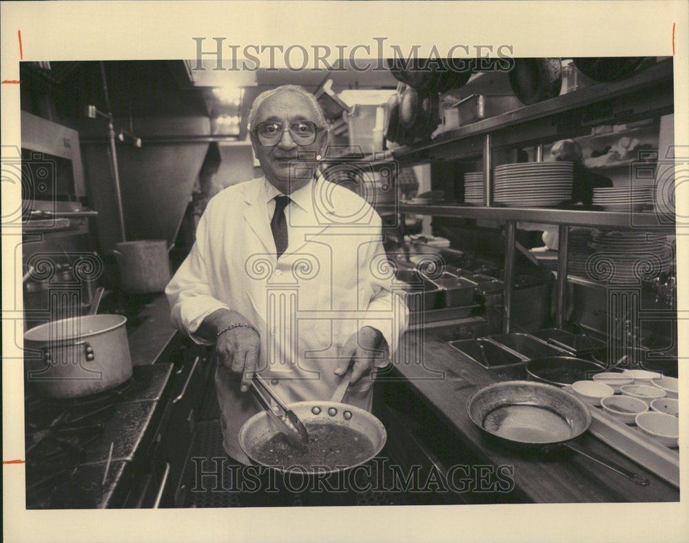 1994 Press Photo Aldo Ottavriani Chef Hail Cooking - RRV53543 - Historic Images