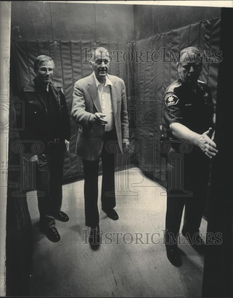 1986 Press Photo Harry John escorted on elevator to jail - mjb75654 - Historic Images