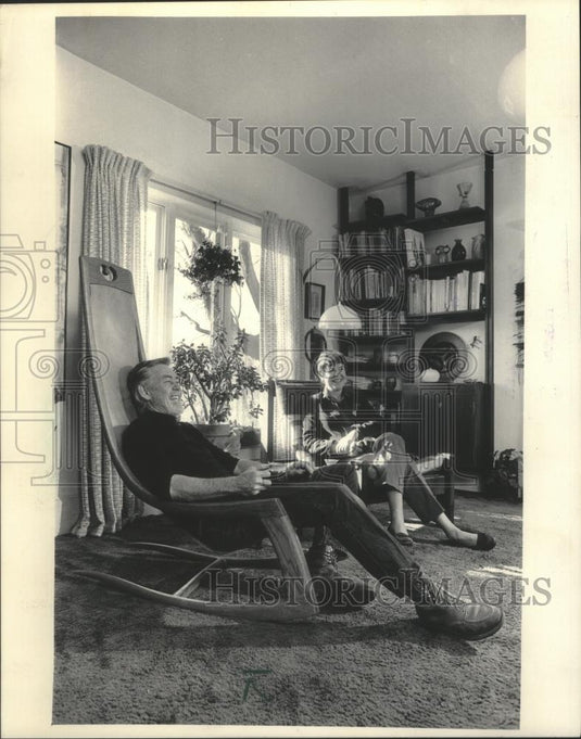 1984 Press Photo Professor C R Johnson built oak rocking chair in Stoughton home - Historic Images