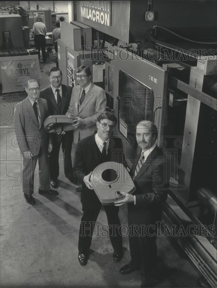 1984 Press Photo Management group of Kelch Corp. at Mequon, Wisconsin factory - Historic Images