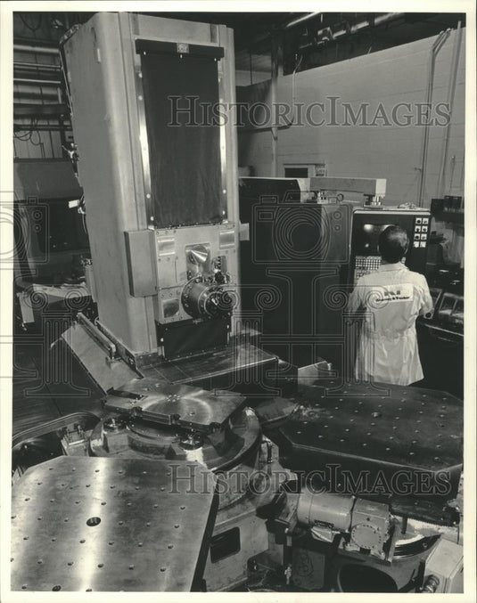 1986 Press Photo Daniel Kutz, Kearney & Trecker Corporation in West Allis - Historic Images