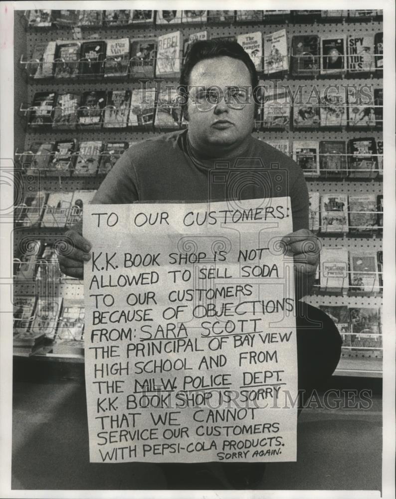 1976 Press Photo Edward Janas Jr. cannot sell soda at his book store, Milwaukee - Historic Images