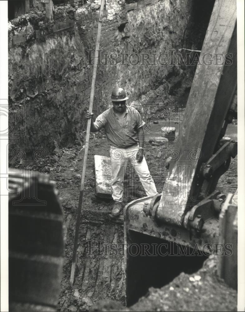 1992 Press Photo Frank Jarmillo, supervises excavation at work site, Milwaukee. - Historic Images