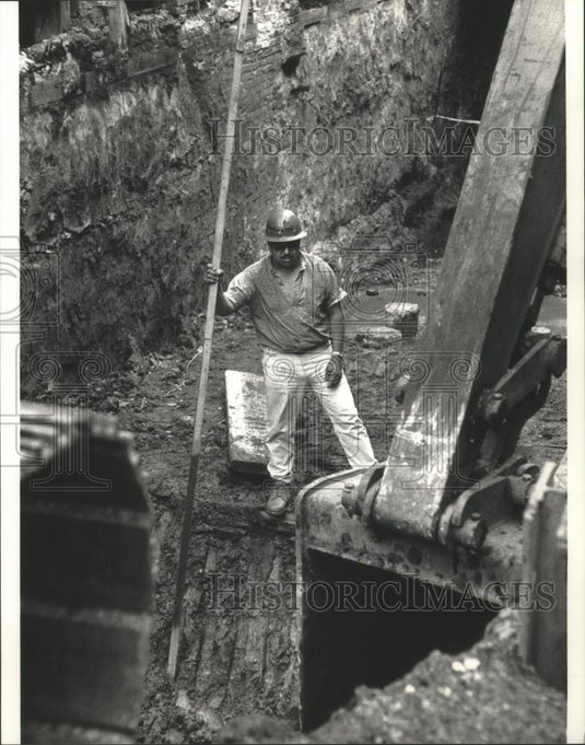 1992 Press Photo Frank Jarmillo, supervises excavation at work site, Milwaukee. - Historic Images
