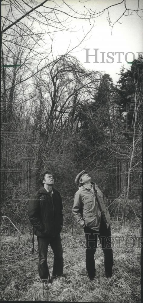 1993 Press Photo Don Quintenz and Robert E. Nichols III walking a trail. - Historic Images