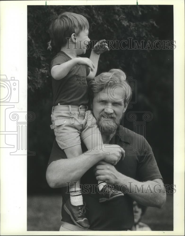 1982 Press Photo From dads shoulders, Jason Klumb, 3, watches Jackson parade. - Historic Images