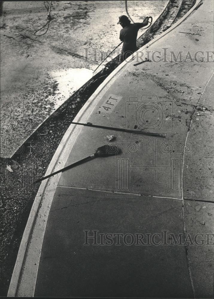 1992 Press Photo Tim Selsing cleans the Jackson Park pool in Wisconsin - Historic Images