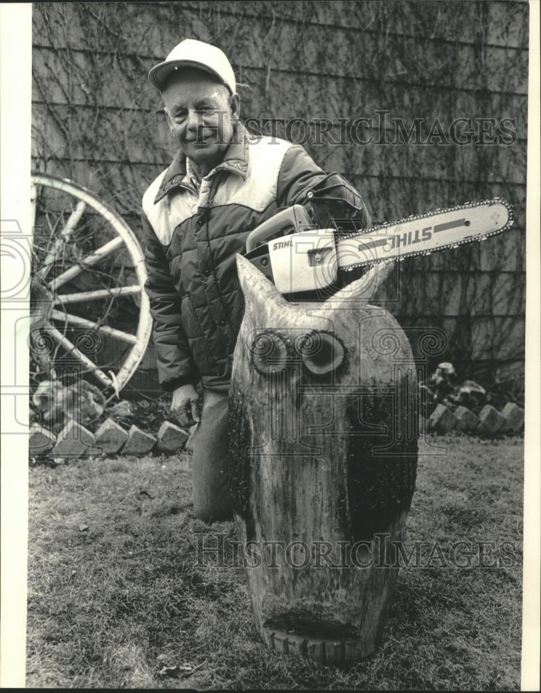 1987 Press Photo Wally Januszewski with an owl he fashioned with his chain saw - Historic Images