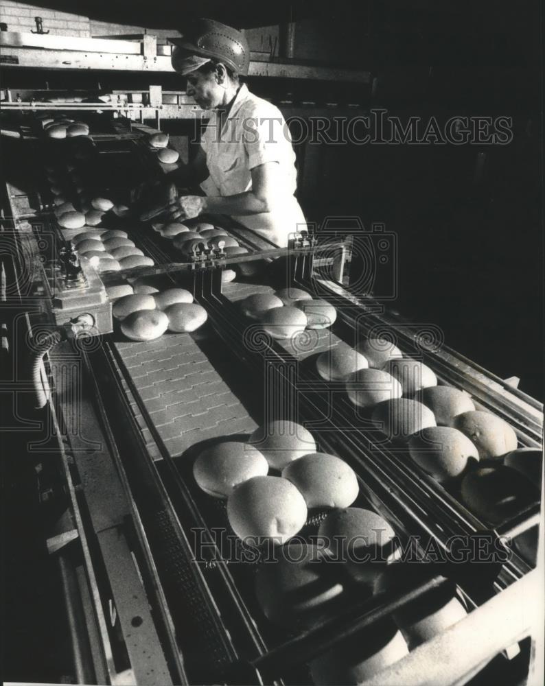 1988 Press Photo Robbie Stergiou, Jaeger Baking Co., Milwaukee - mjb76146 - Historic Images