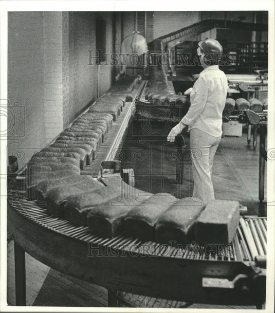 1984 Press Photo Staff watching bread line, Oswald Jaeger Baking Co., Milwaukee - Historic Images