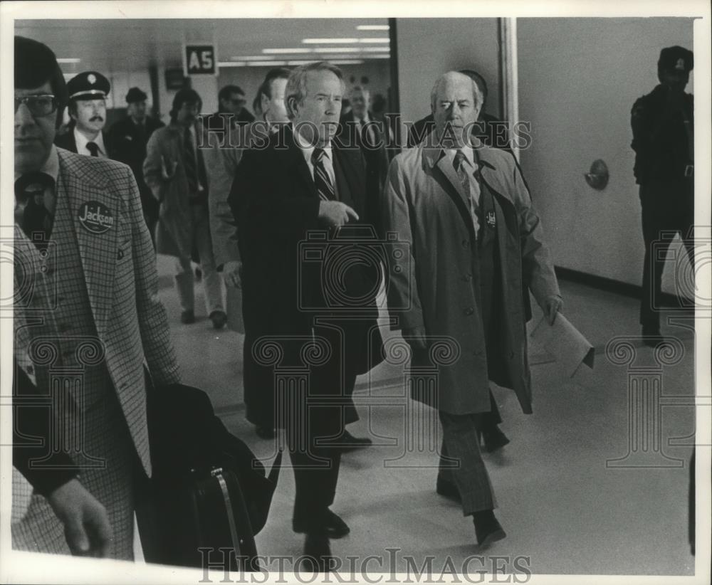1976 Press Photo Henry Jackson walking through Milwaukee airport with others - Historic Images