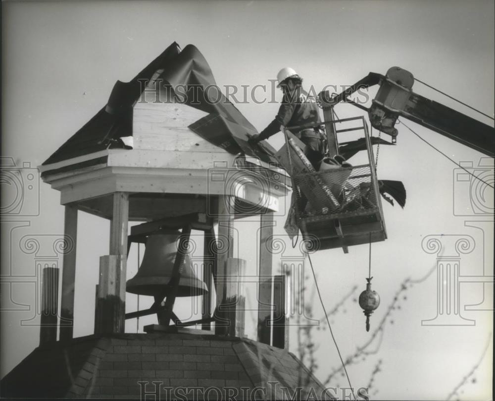 1993 Press Photo A worker for J. T. roofing company covered a new steeple Mequon - Historic Images
