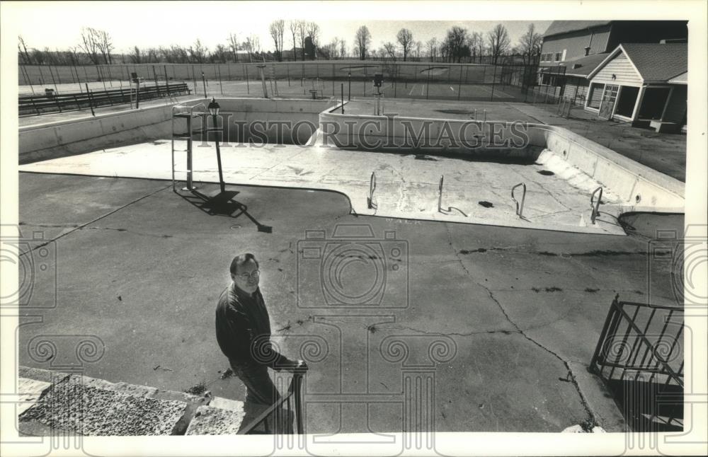 1991 Press Photo Jackson Town Hall Clerk Gordon Hoffman in front of broken pool - Historic Images