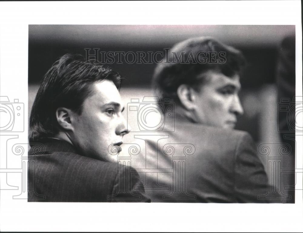 Press Photo Two men looking back over their shoulders. - mjb76256 - Historic Images