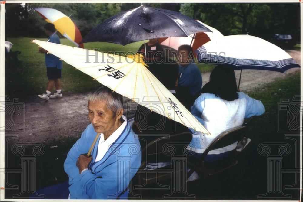 1993 Press Photo Wang Xiong &amp; others at Asian Community Family Picnic in Jackson - Historic Images