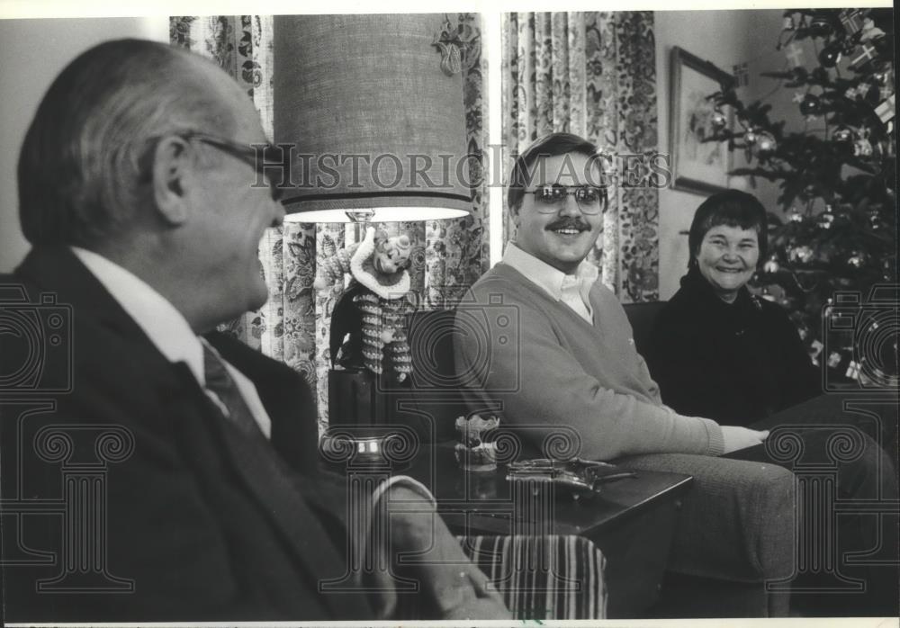 1981 Press Photo Writer Harold Jansen chats with Dorothy-Jane &amp; Charles Martin - Historic Images