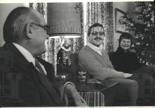 1981 Press Photo Writer Harold Jansen chats with Dorothy-Jane & Charles Martin - Historic Images