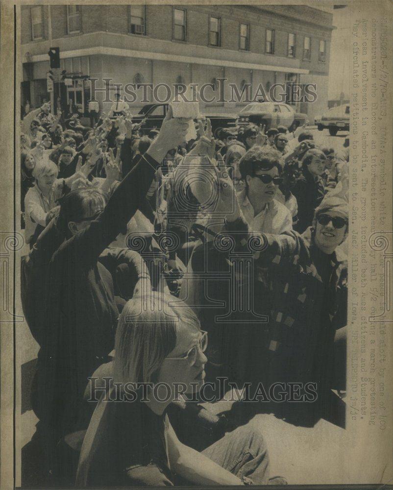 1970 Press Photo peace demonstrators blocked protesting - RRV69543 - Historic Images