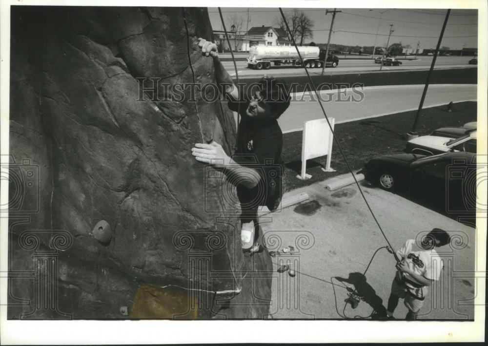 1993 Press Photo Brian Bender climbs the JanSport Mountain, Ron McKay holds rope - Historic Images