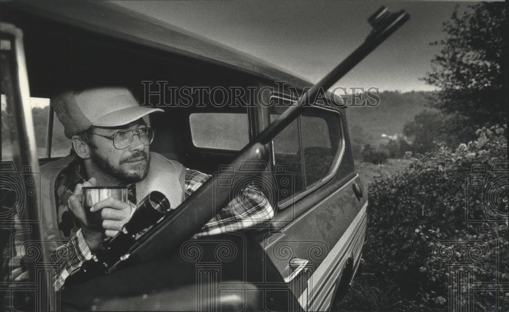 1990 Press Photo Richard Welsh of Boscobel, deer hunting near Soldiers Grove - Historic Images