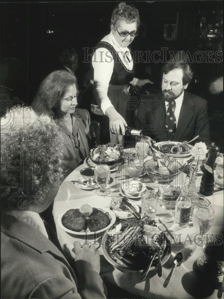 1979 Press Photo Restaurant critic Sherman Kaplan &amp; his wife dine in Milwaukee - Historic Images