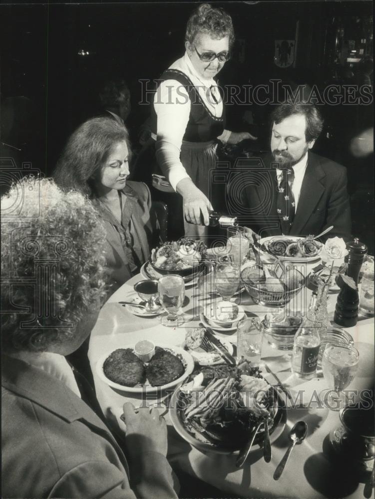 1979 Press Photo Restaurant critic Sherman Kaplan & his wife dine in Milwaukee - Historic Images