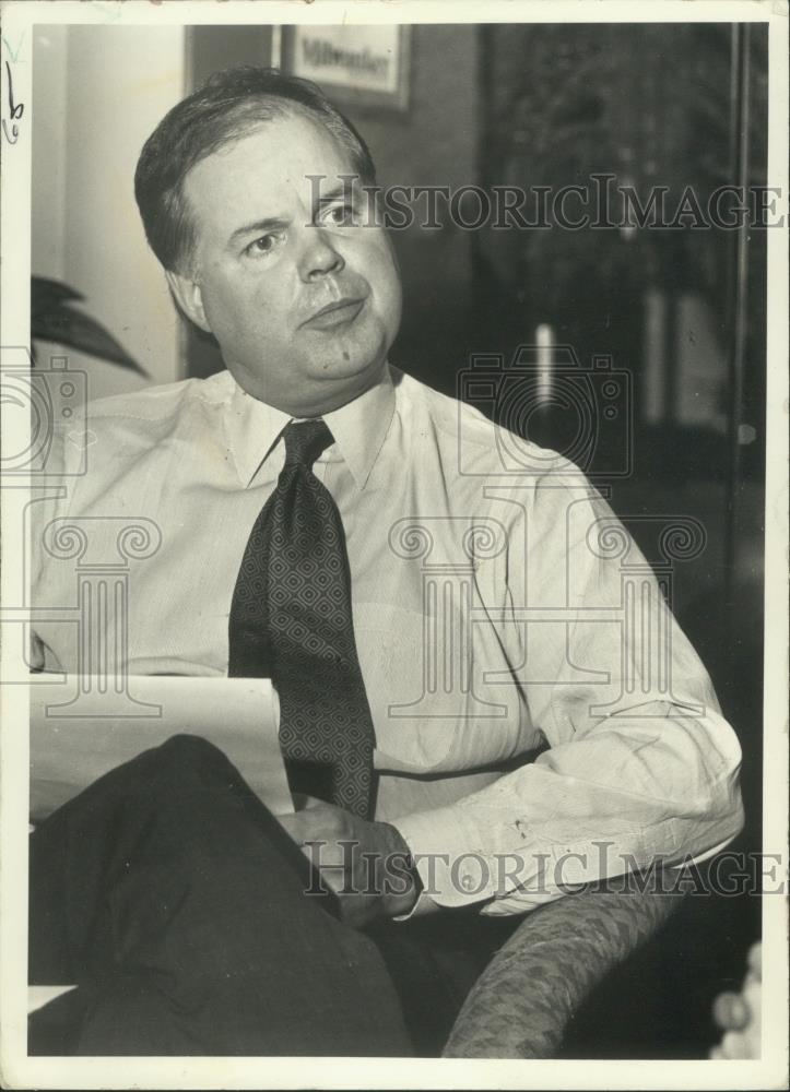 1990 Press Photo Senator Robert (Bob) Kasten shown during a visit to Milwaukee - Historic Images