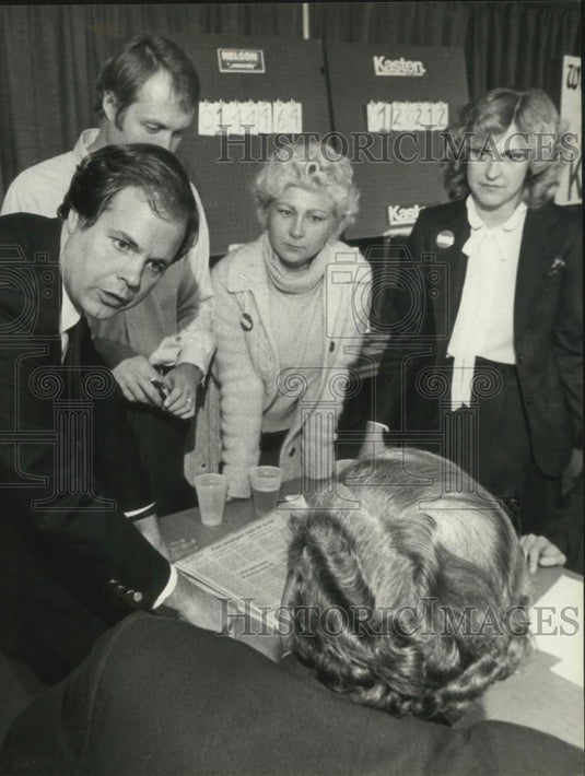 1980 Press Photo Robert W. Kasten & supporters, Orchard Inn, Menomonee Falls, WI - Historic Images