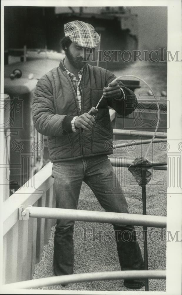 1978 Press Photo Reggie Meyer sampling a truckload of grain. - mjb76702 - Historic Images