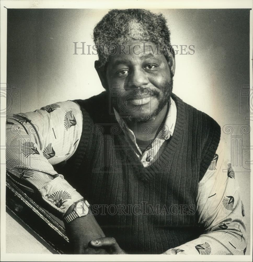 1988 Press Photo Robert Jones receives an award by Milwaukee Police Department - Historic Images