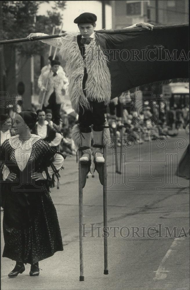 1987 Press Photo French Shepard members dance on stilts for Milwaukee parade - Historic Images