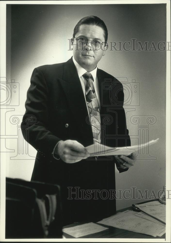 1992 Press Photo Rob Jacobson, operations director of DePaul Hospital, Milwaukee - Historic Images