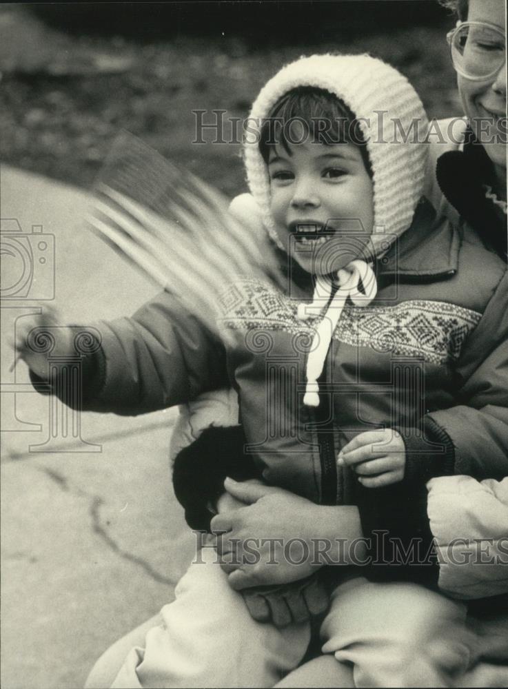 1987 Press Photo Kristine Foy waves flag during parade in Milwaukee - mjb76853 - Historic Images