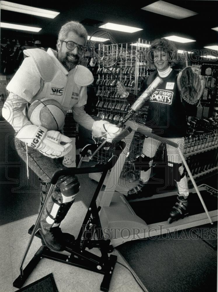 1993 Press Photo Play it Again Sports owner Julie Perroni and husband, Chuck - Historic Images