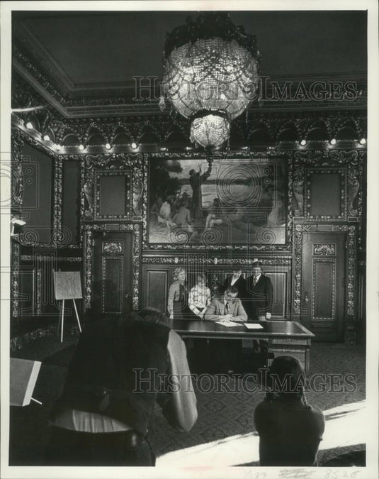 1978 Press Photo Minnesota Governor Perpich signs order in governor's office - Historic Images