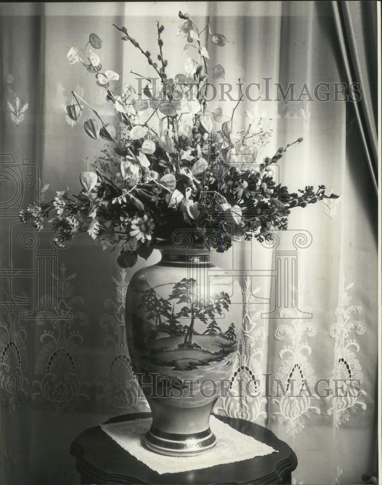 1983 Press Photo Milwaukee antique collector Joyce Perry&#39;s Satsuma vase - Historic Images