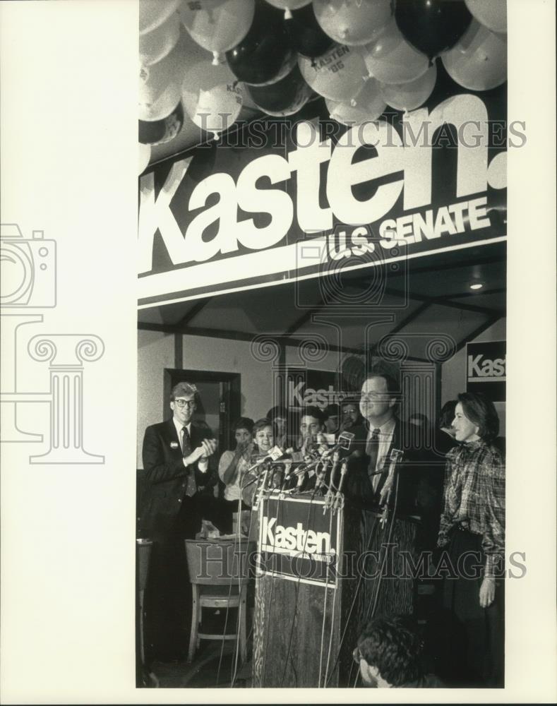 1986 Press Photo Robert Kasten speaks to campaign supporters - mjb76965 - Historic Images