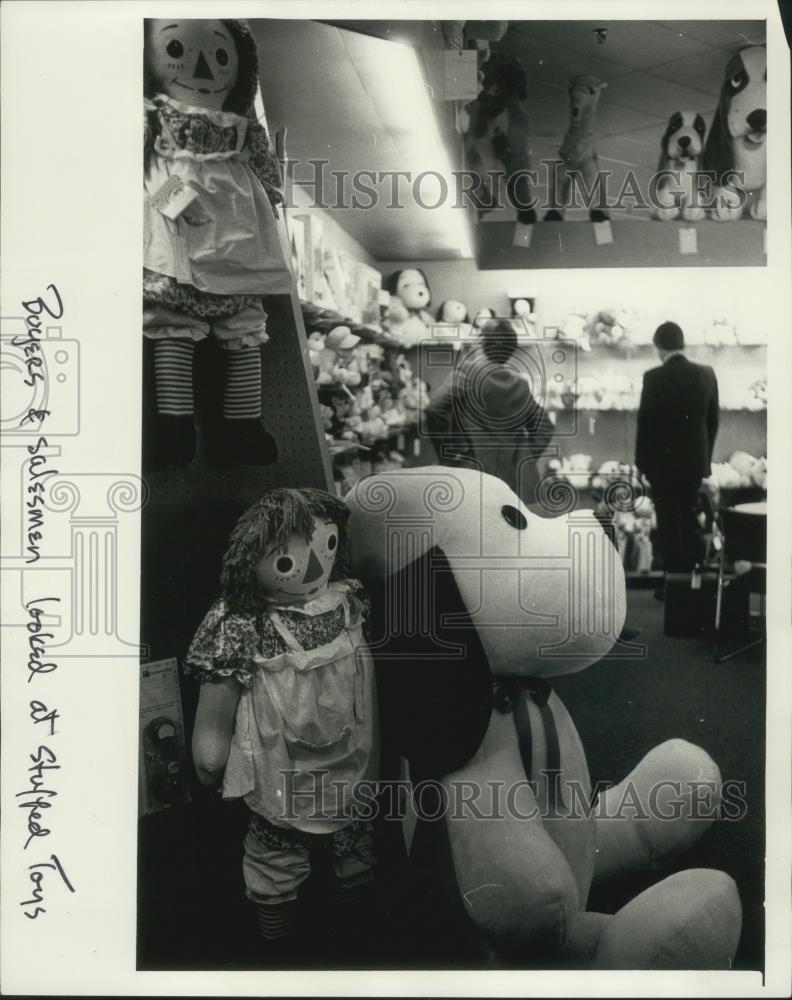 1979 Press Photo Shoppers view stuffed toys, M.W. Kasch Co. showroom, Mequon, WI - Historic Images