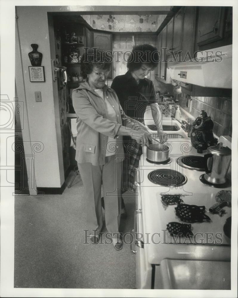 1978 Press Photo Ruth Bloomquit &amp; daughter Nancy in Duluth, Minnesota home - Historic Images