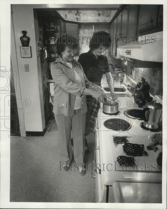 1978 Press Photo Ruth Bloomquit & daughter Nancy in Duluth, Minnesota home - Historic Images