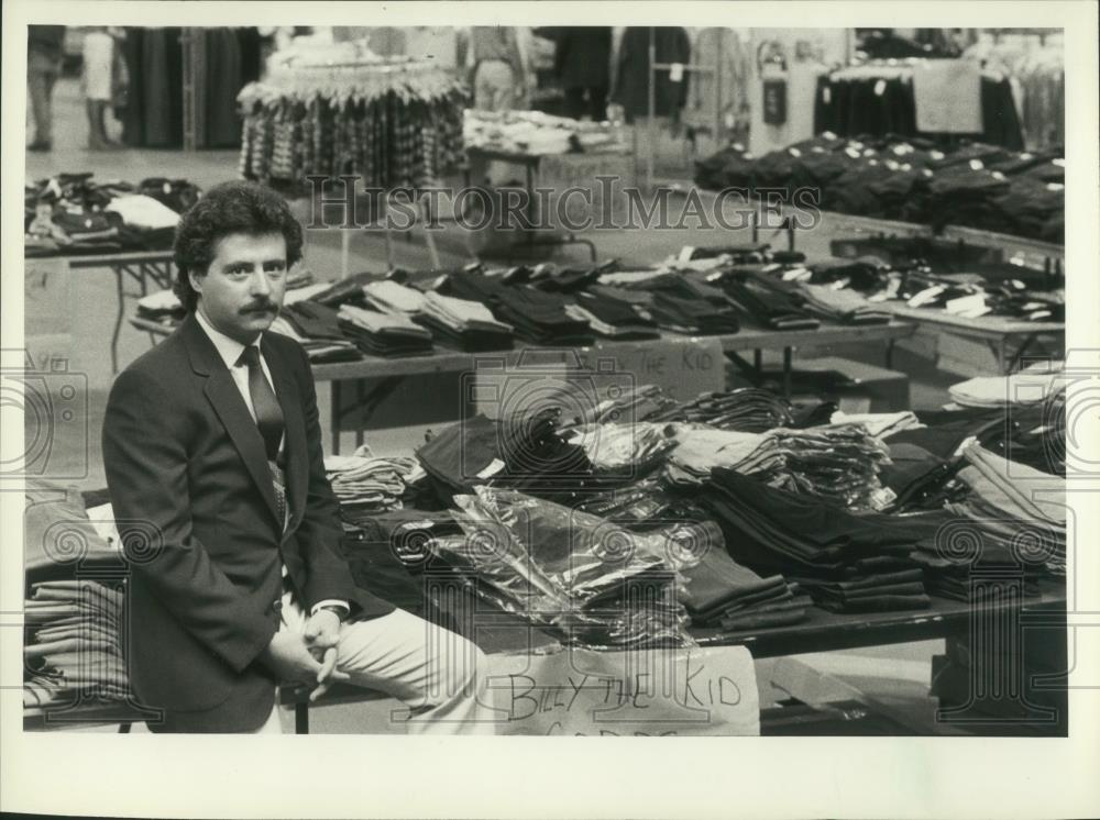 1982 Press Photo Bill Jage at warehouse sale table, State Fair Park, Milwaukee - Historic Images