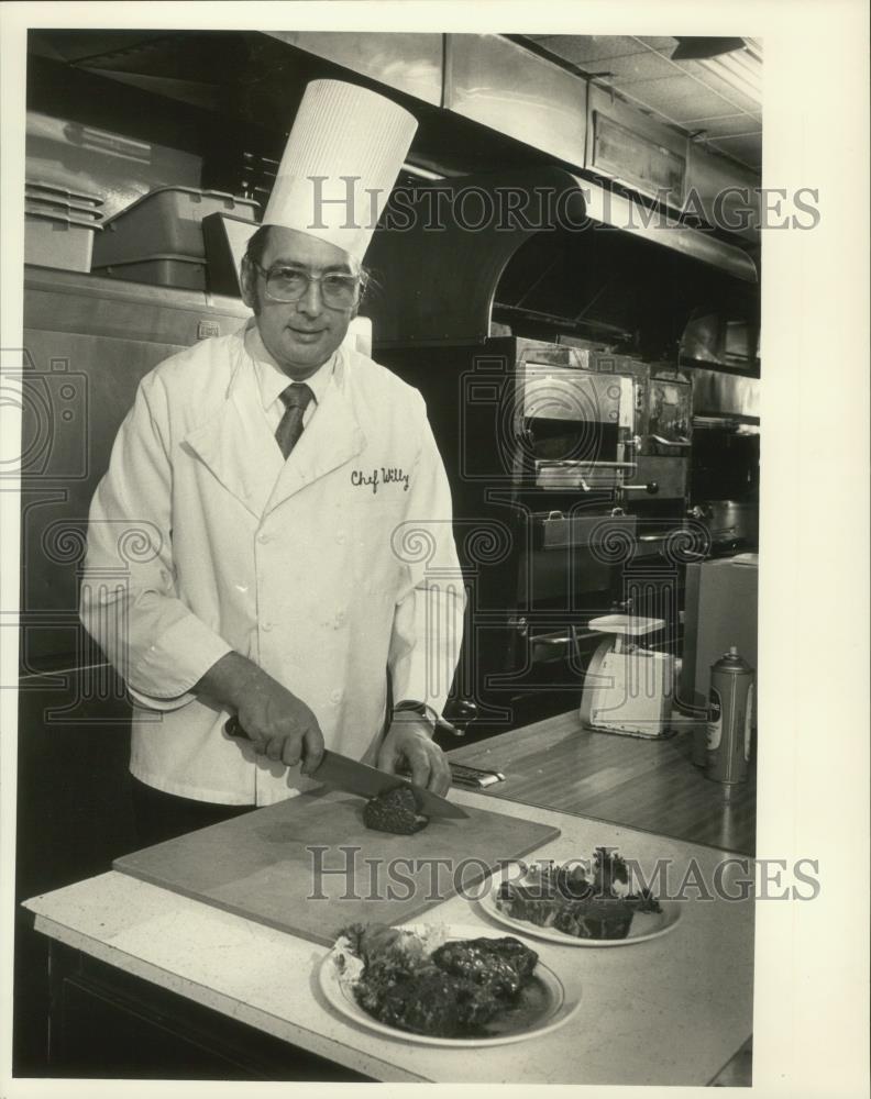 1983 Press Photo Owner Wilhelm Karlheim in Chef Willy&#39;s restaurant in Belgium - Historic Images