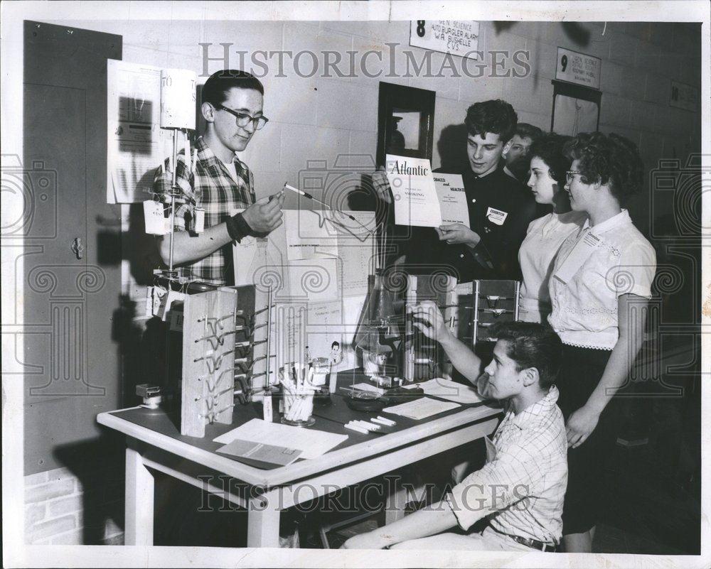 1960 Press Photo Science Fair Cigaret Testing Machine - RRV58575 - Historic Images