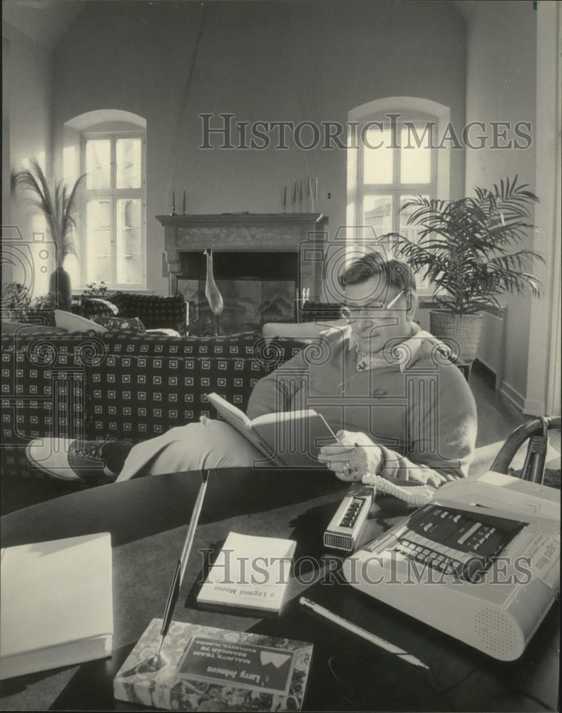 1984 Press Photo Larry (The Legend) Johnson in his home at Fox Point, Wisconsin - Historic Images