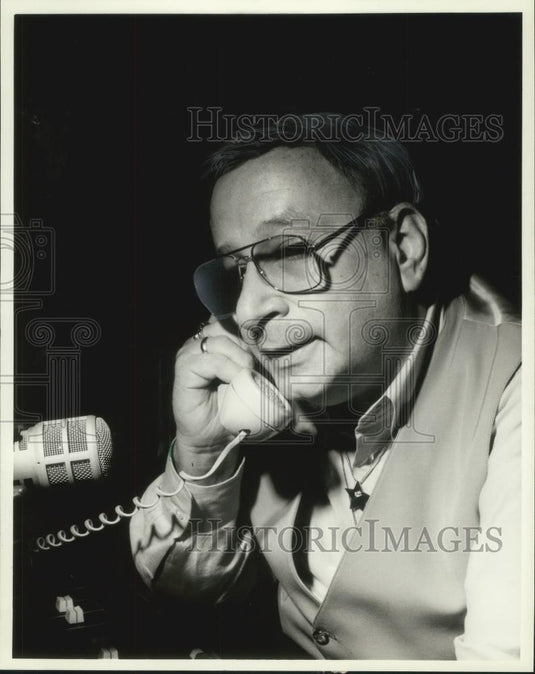 1982 Press Photo Larry (The Legend) Johnson, Milwaukee disc jockey. - mjb77113 - Historic Images